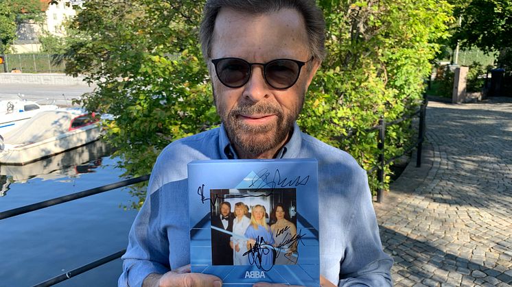 Ambassadör Björn Ulvaeus har skänkt en ABBA-box till auktionen med alla fyras autografer