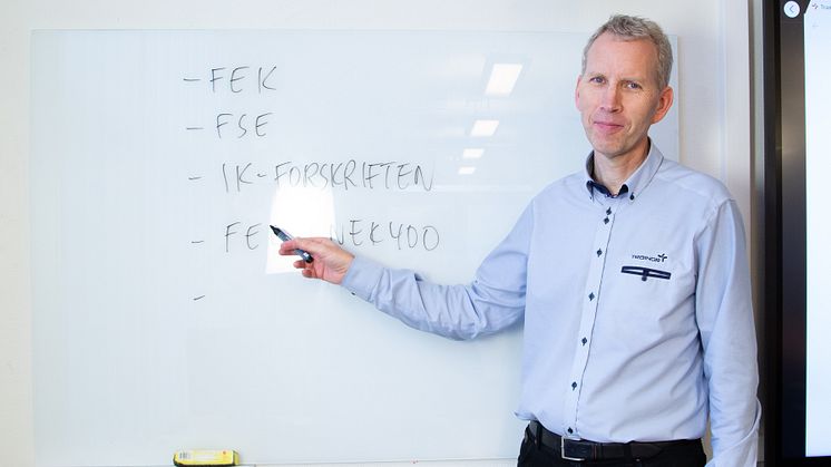 Seniorinstruktør Hans Olav Arnesen er en av dem som nå må undervise via PC i steden for i klasserom.