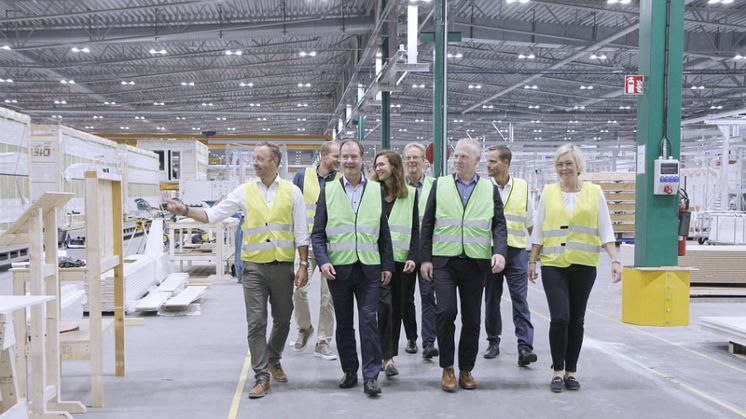 Deromes fabrik i Varberg. Fr v Henrik Svahn, Derome, Johan Axelsson, Derome, Mårten Lilja, Riksbyggen, Emma Willcox, Riksbyggen, Jan Widlund, Riksbyggen, Jens Reinholdt, Riksbyggen, Mattias Zifferstedt, Derome och Susanne Orgren, Derome.
