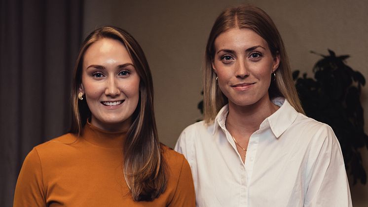 Linnea Eriksson och Therese Svensk, PURE ACT, är glada över att ta emot ÅForsk Entreprenörsstipendium.