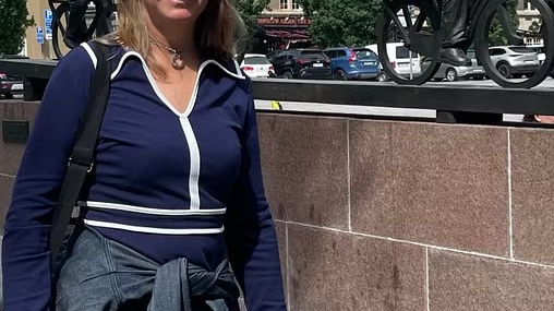 Nina Eklöf vid Asea-strömmen (1989) av Bengt-Göran Broström på Stora torget i Västerås. Foto: Katarina Frost.