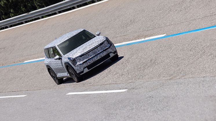 04 Kia EV9 undergoing high-speed test