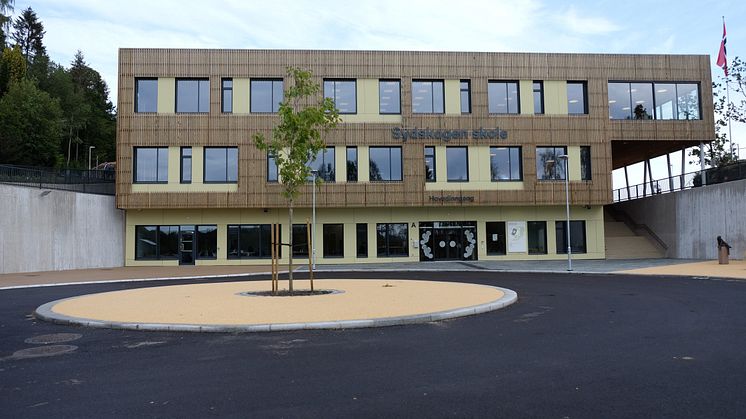 Sydskogen skole i Røyken er Norges første svanemerkede skole. Skolen er bygget av massivtre, er svært energieffektiv og har godt innemiljø. Foto: Miljømerking Norge. 
