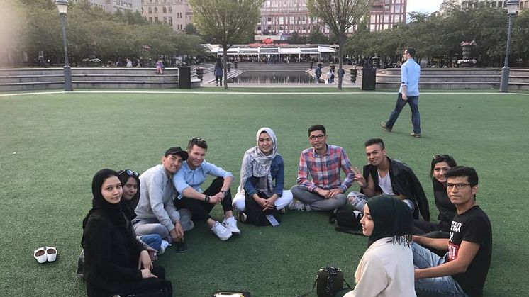 I Sverige kan ungdomar med afghansk bakgrund umgås på ett sätt som är otänkbart i Afghanistan. Ungdomarna på bilden har inget samband med dem som uttalar sig i texten.
