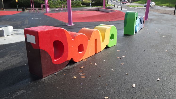 Dansa/pausa - betongelement i Rosengård