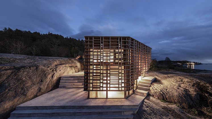 Das auffälligste Detail des Künstlerhauses, das leichte hölzerne Außengerüst auf der Fassade, ist nicht nur dekorativ, es erfüllt auch verschiedene praktische Funktionen.