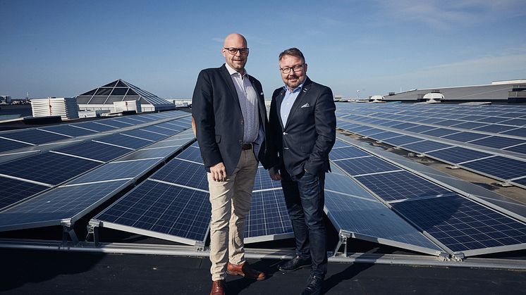 Centrumchefen Niklas Blonér (t v) och tekniske chefen Fredrik Arvidsson framför Välas solcellspark, som är en bärande del i Nollvisionen.