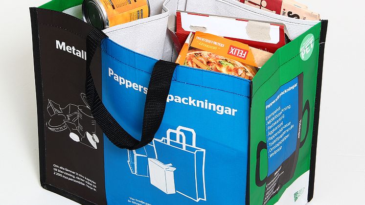 Källsortering, stor kasse: metall, pappersförpackningar och tidningar