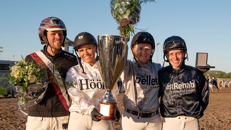 Prisutdelningen i Hästarnas Mästare. Från vänster: Adrian Kolgjini, segraren Klara Hammarström, Maria Gretzer och Fredrik Janetzky .Foto: Stefan Olsson / Svensk Galopp