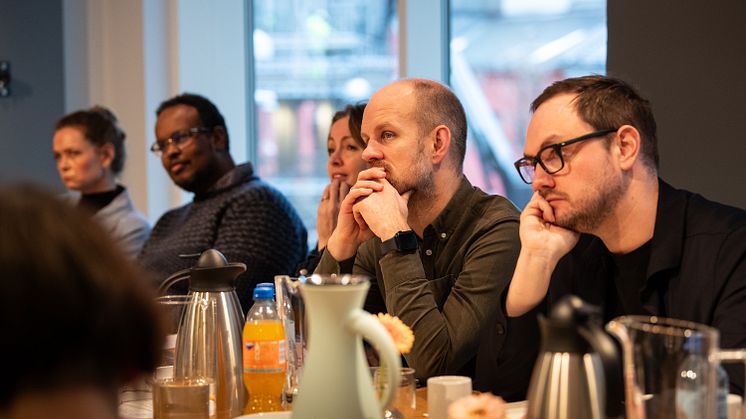 20 jan fikk juryen forslagene presentert i 22 julisenteret