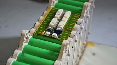 Batterirack med battericellhållare av värmeledande plast, utvecklad för användning i elektriska racerfordon. (2).jpg