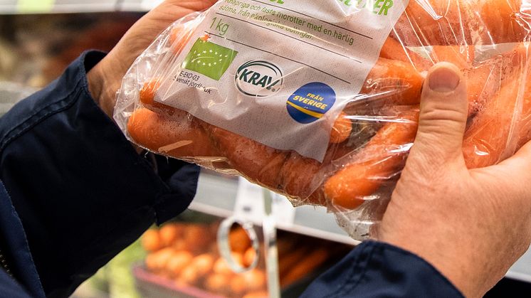 Från Sverige och KRAV har initierat ett samarbete för att göra det enklare för konsumenten att välja KRAV-produkter som är producerade i Sverige. Bland annat tas butiksmaterial fram med både KRAV och Från Sverige-märket.
