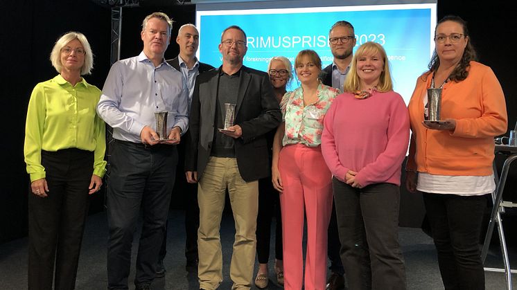 Stolta mottagare av Primuspriset 2023: teamet bakom forskningsprojektet Artificial and Human Intelligence through Learning (A-HIL).