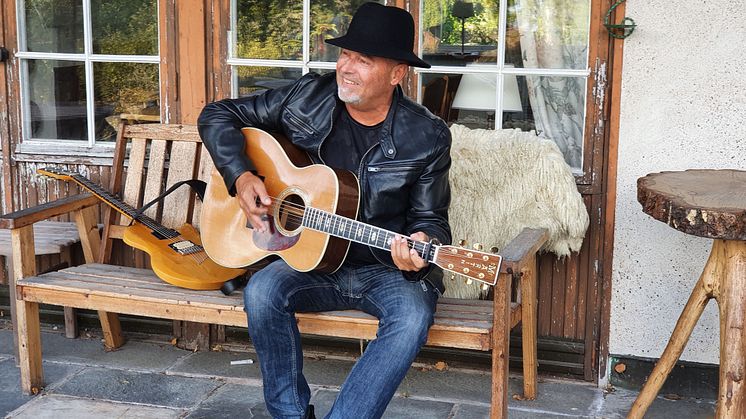 Idag släpper Roger Rönning sitt 15:e och sista soloalbum ”En annan väg”!