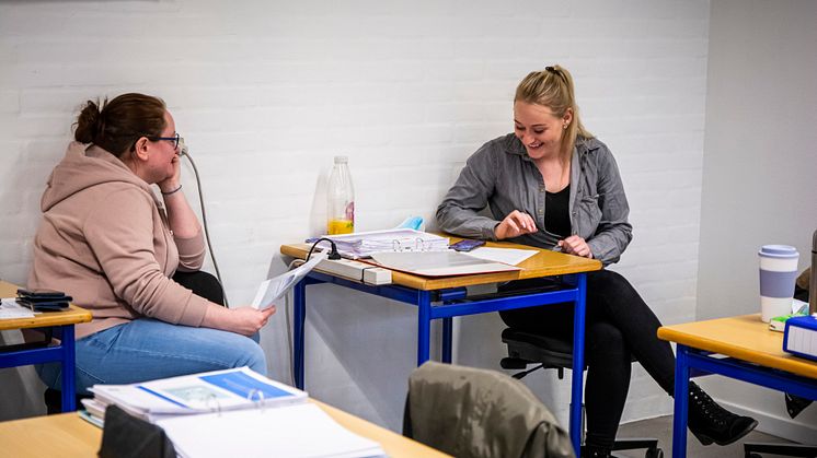 Henriette (t.v) og Laura har taget uddannelsen som rengøringsteknikker.