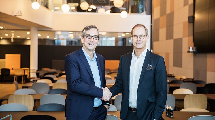 Michael Jacobs (t.v), adm. direktør i Atea undertegnet avtalen med HasleLinje i forrige uke.  Adm. direktør i Höegh Eiendom, Eirik Thrygg, stolt av at Atea har valgt HasleLinje som lokasjon.