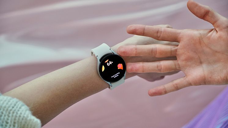 5. Galaxy Watch4_Lifestyle_Body Composition.jpg