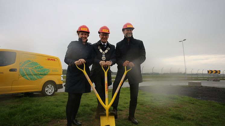 Fr.v. Sjef Forretningsutvikling Avinor, Elisabeth Strømstad, Ordfører Sola kommune Ole Ueland og Adm.Dir. i DHL Express Norge, Terje Aarbog  markerte i dag første spadetak på Stavanger Lufthavn Sola. 