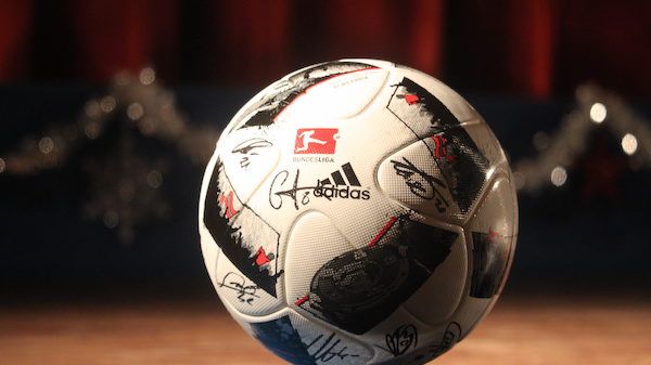 Kino Taucha versteigert signierten RB-Ball: Bärenherz erhält den Erlös