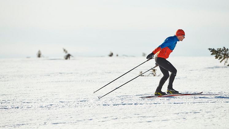 Thin and tight all-out race jacket for high-intensity skiing
