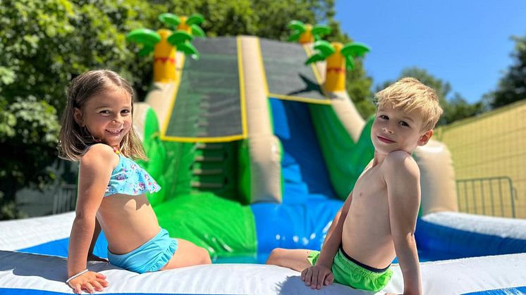 Wasserrutsche mit Kindern_Foto Oskarshausen
