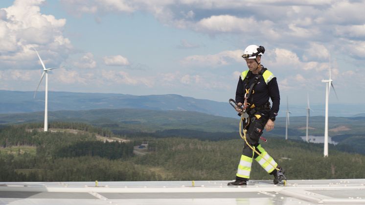 En ansatt fra Akershus Energi Vind på toppen av en turbin på Engerfjellet, Odal Vindkraftverk