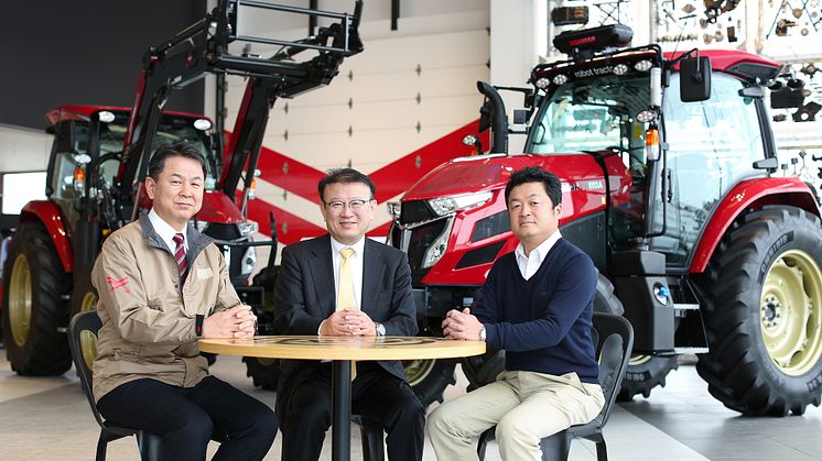 From left:Shigemi Hidaka, Noboru Noguchi and Hisashi Miura discuss agricultural robotics.