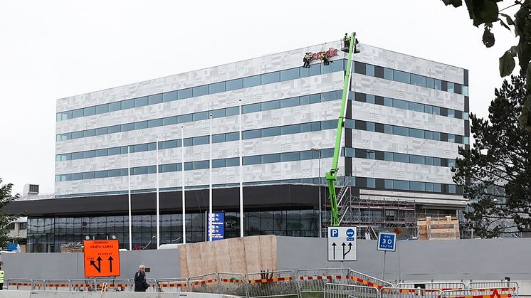 Arkitekten välkomnar resenärer med flaggor från hela världen