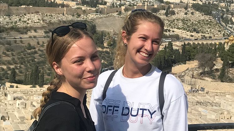 Elina Bengtsson (vänster) och Ebba Westergren (höger) startar sin vandring den 12 juni utanför PMU Second Hand Umeå. I fem veckor ska de gå mil för mil till förmån för utsatta människor i Sydsudan.