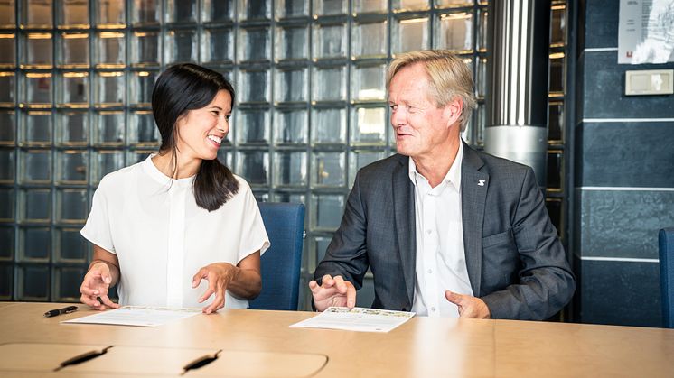 TAR KLIMAANSVAR:  Sporveisssjef  Cato Hellesjø inngikk nylig en avtale med Oslo kommune og byråd for miljø og samferdsel Lan Marie Nguyen Bergom å forplikte seg til Oslos langsiktige klimamål. 