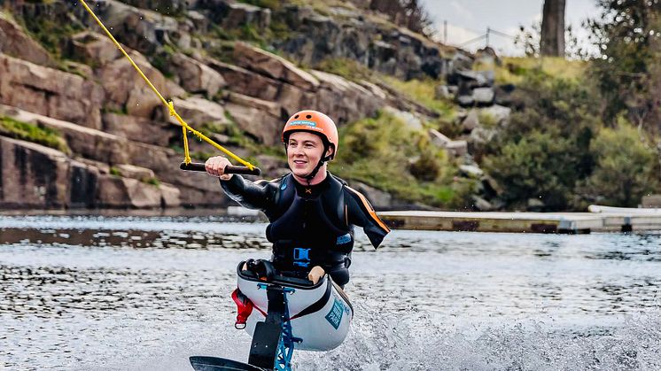 Christoffer Lindhe, grundare av Halmstadföretaget Lindhe Xtend, är trippelamputerad men det hindrar honom inte från att utöva vattensport i Halmstad Wakepark. Foto: Daniel Söderberg 