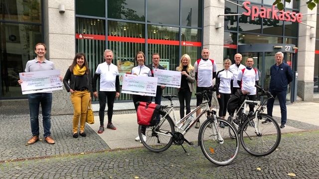 Die Spendenschecks erhielten das Kinderhospiz Bärenherz, die Deutsche Kinderherzstiftung und die Ralf Rangnick Stiftung