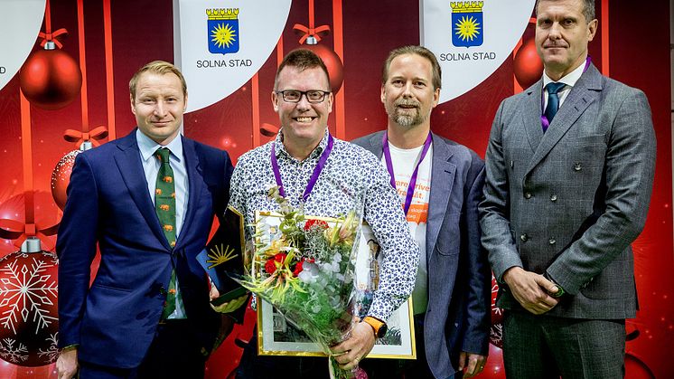 Årets företagare Björn Sjöstrand tillsammans med Pehr Granfalk, kommunstyrelsens ordförande, Niclas Herneteg (Företagarna) och Jan Marklund (Stockholms Handelskammare). Fotograf: Casper Hedberg