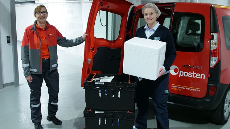 Postbud Heidi Solstad Bakken distribuerer matvarer for Coop på Hadeland. Butikksjef Birgitte Myhr i Coop Mega Harbitz Torg gleder seg til samarbeidet. Foto: Tore Oksnes