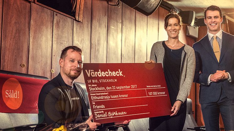 Köparen Daniel Björkman tillsammans med Malin Duintjer, insamlingschef Friends och mäklaren Felix Hasselberg. Foto: Erik Olsson Fastighetsförmedling.