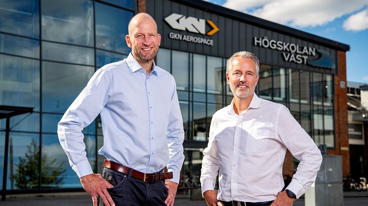 Martin Wänblom och Martin Thordén framför GKN Aerospace Engines huvudkontor i Trollhättan