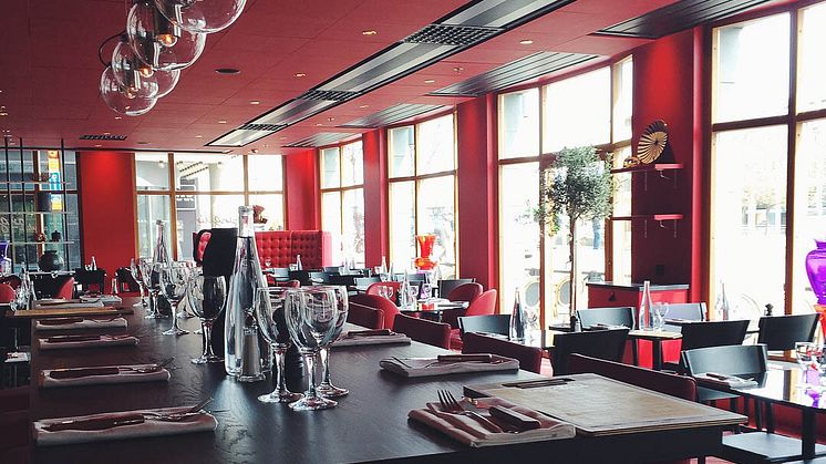 Rött och svart ger en livfull och grafisk profil till restaurangen. 