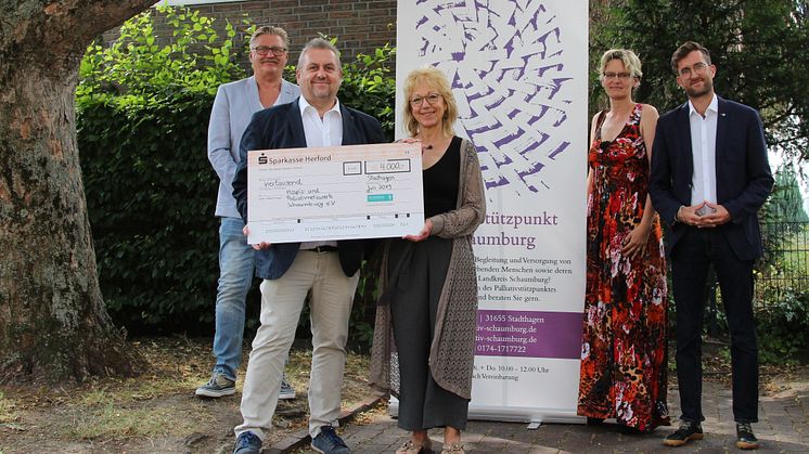 Unterstützung für Hospiz- & Palliativnetzwerk Schaumburg (v. l.): Friedel Gebauer, Roland Bartelheimer, Betriebsräte WWE, Heidemarie Hanauske, Vorstandsmitg., Rita Jennemann, Verwaltungskoor., Kevin Schulz, Koordinator, alle Hospiz- & Palliativnetzw.