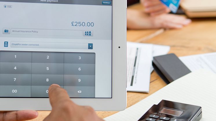 Bezahlen mit Visa bei Beratungsgespräch über mPOS - Tablet