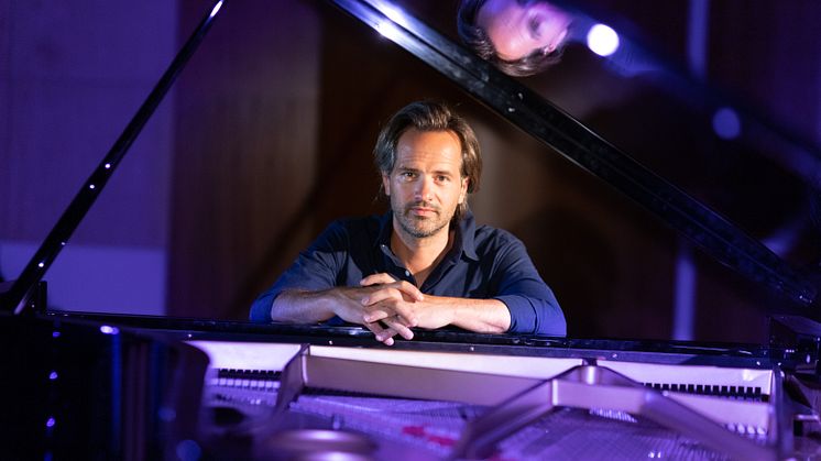 Peter Jablonski vid flygeln han ger i vår tre konserter i Karlskrona Porslinsmuseum Foto Renato Bianchini.jpg