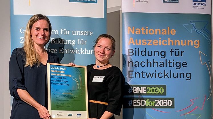 Am 1. Oktober 2024 verliehen das BMBF und die Deutsche UNESCO-Kommission die „Nationale Auszeichnung – Bildung für nachhaltige Entwicklung“ an das ViNN:Lab der TH Wildau. Im Foto: Eva Ismer und Isabel Zemisch (TH Wildau) - Bild: TH Wildau