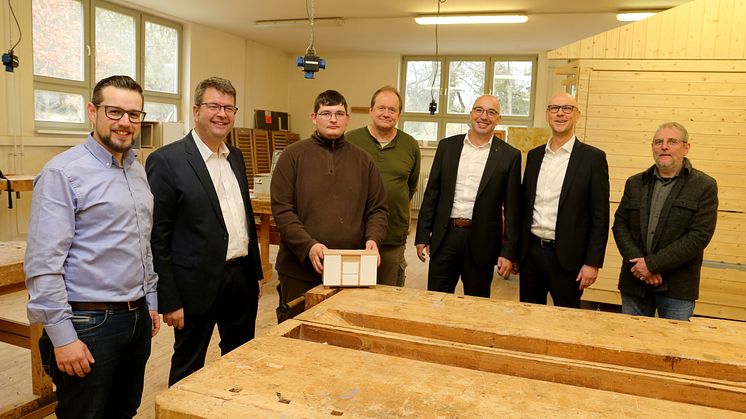 Auszubildender Leon Fahlbusch (3.v.l.) präsentierte den Gästen das Modell für sein Gesellenstück. Alle Namen von links nach rechts lesen Sie am Ende des Beitrags. 