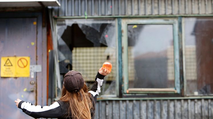 Det första "badtaget" – kast med vattenballonger