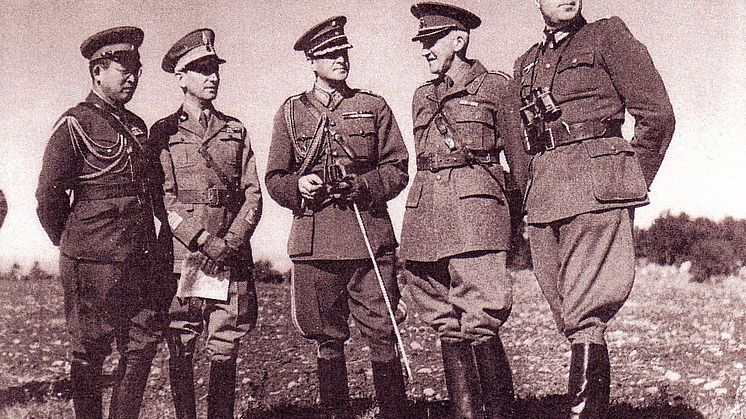 Sveriges ÖB, general Thörnell, med Japans militärattaché i Stockholm, Makoto Onodera (till vänster).