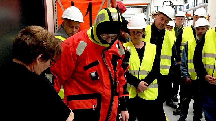 Et af stoppene under rundvisningen for de 46 studerende fra MARTEC var ESVAGT's suits-afdeling.
