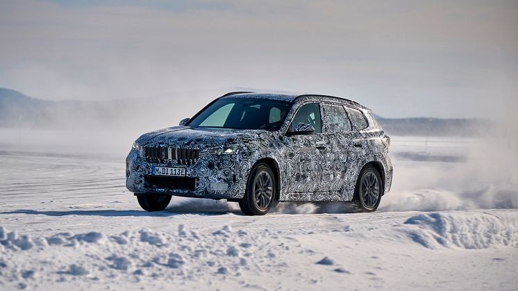 BMW iX1 ved BMW Groups vintertestcenter i Arjeplog i Nordsverige