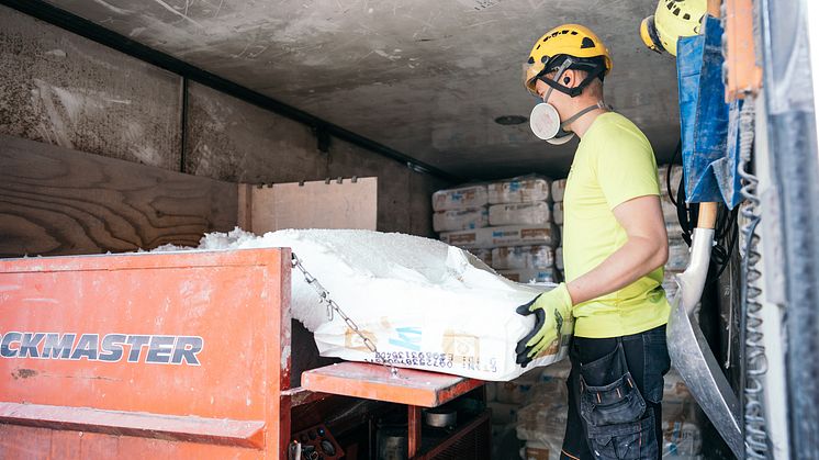 Knauf-Insulation-Koli-Hotel-installation-blowing-wool-in-the-truck