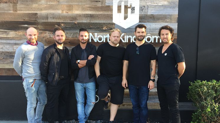 Partnergruppen utanför det nya kontoret i Venice, Los Angeles.