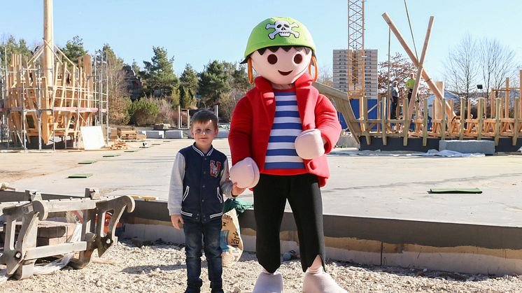 FunPark-Maskottchen Rico zeigt Jonas die Baustelle am Piratensee