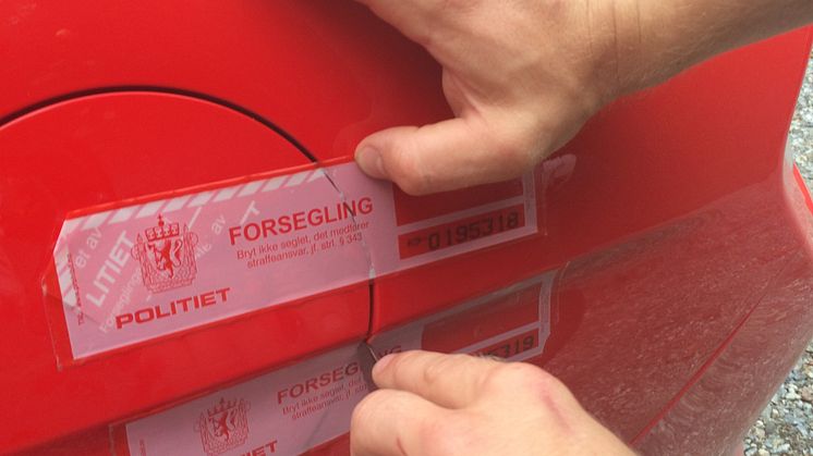 Knut og Henrik satte verdensrekord med sportsbilikonet Ford Mustang. Her i Kragerø kommune etter at tanken var gått tom og politiet bevitner både km-stand og at tanken var forseglet